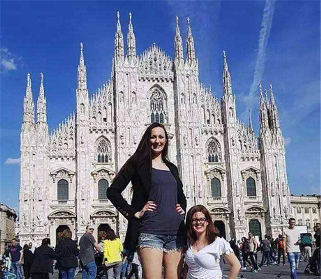 原创俄罗斯第一女巨人利辛娜身高为2米腿长13米至今仍在单身