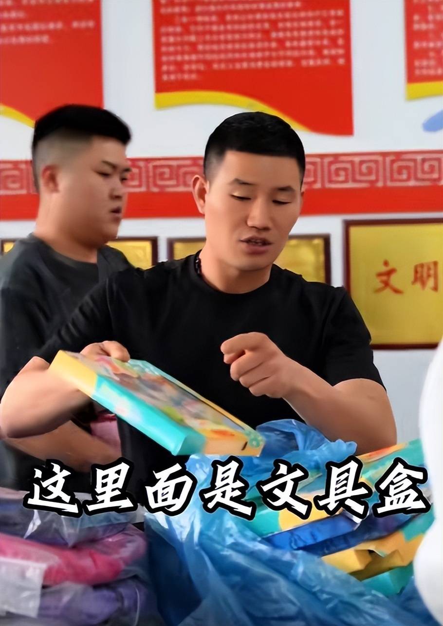 谢孟伟清明小长假赴云南发窝小学开展爱国教育进校园活动