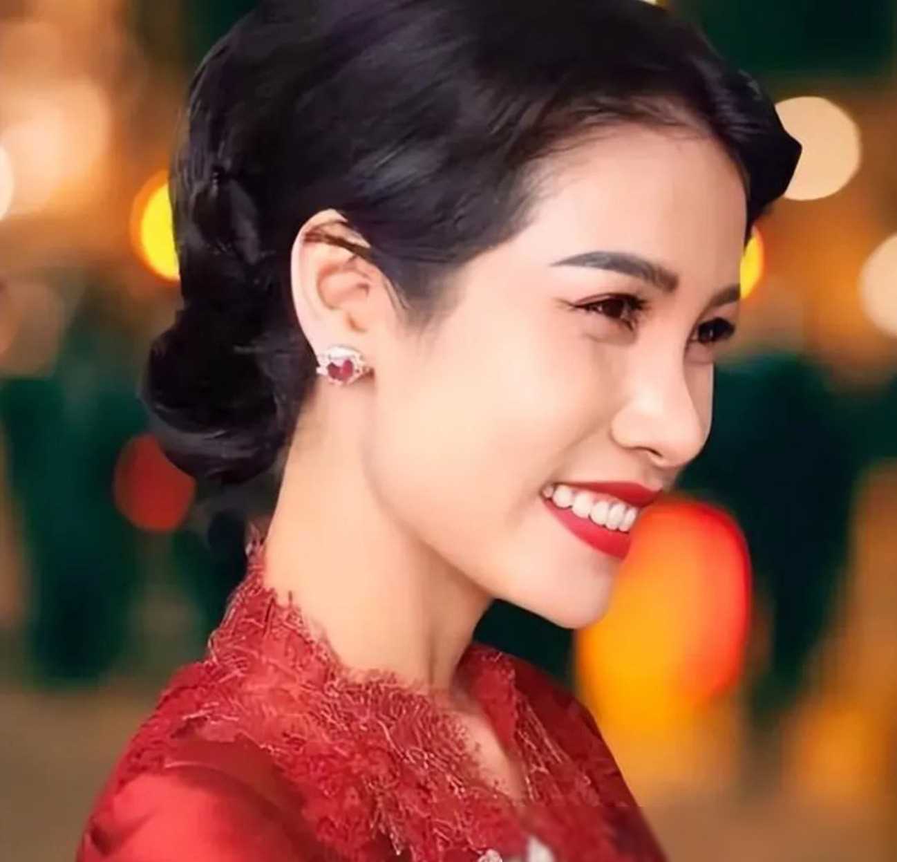 39岁诗妮娜贵妃甜蜜同框照曝光,或盼君主感念旧情