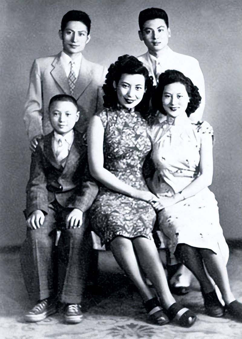 原创话剧皇帝石挥42岁跳江自杀有5个帮凶遗孀童葆苓现状如何