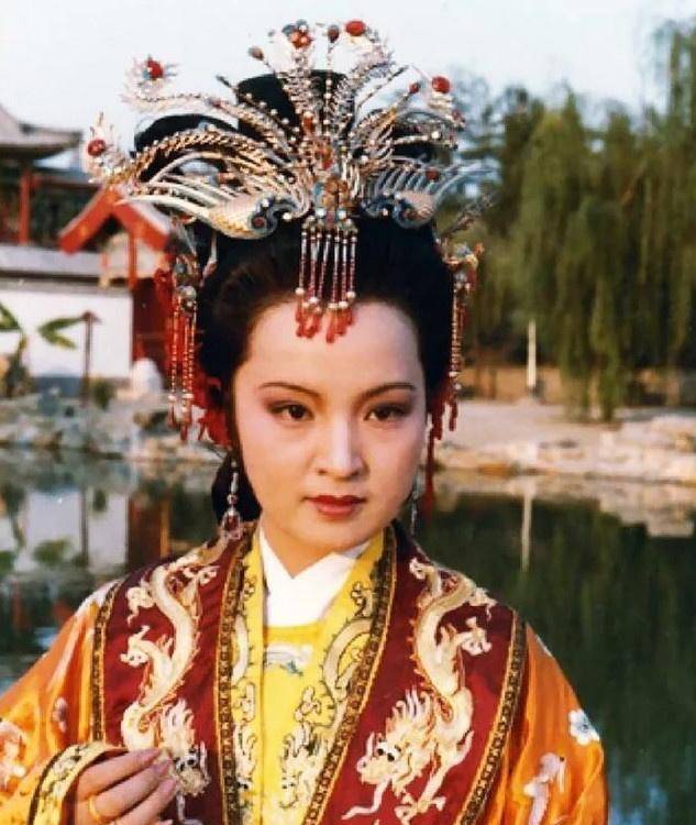 在第十六回,入宫多年的贾元春突然才选凤藻宫,加封贤德妃,使原本是