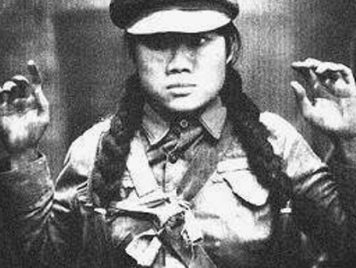 由于刘英虎长得帅气,又会拉二胡,当时的供销社又是肥缺,于是有不少女