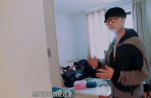 华晨宇没有依靠家人买很大的豪宅,也没有因为成名去住大别墅,从照片中