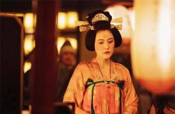 她15岁靠三寸金莲嫁入豪门洗脚时疼痛难忍丈夫却十分喜欢