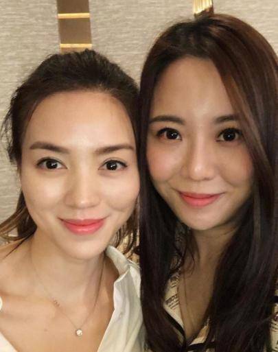 林牧洁和陶喆老婆江佩蓉的合照中,两位辣妈的状态都相当好啊,皮肤光滑