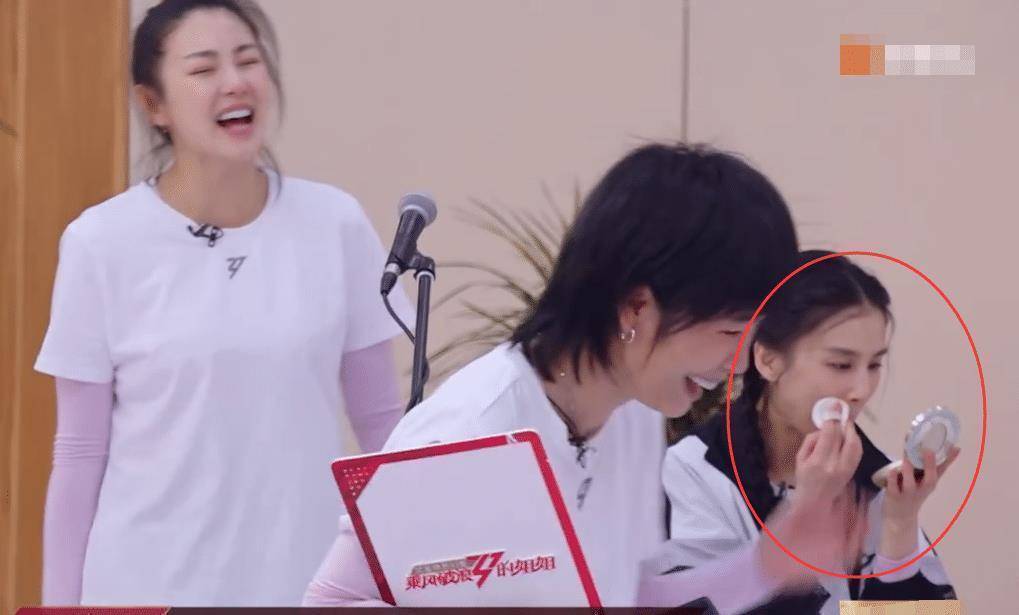 原创乘风破浪的姐姐最怕素颜女星别人在聊天只有她在疯狂补妆