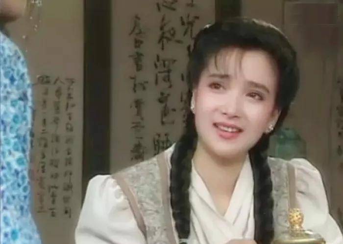 何青演过的唯一一部琼瑶戏是《青青河边草》,她饰演美丽,大方,豪放的