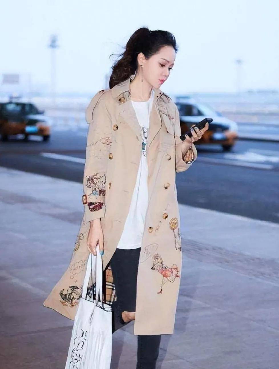 原创伊能静逛商场被偶遇打扮得花枝招展嫩如少女却被网友吐槽终究是56