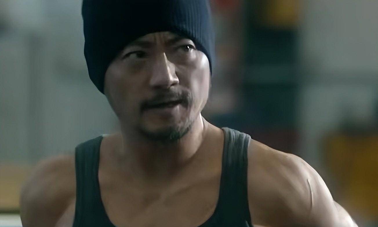 贴假肌肉,不是因为张涵予身上没有肌肉,而且他用他本身的肌肉,达不到