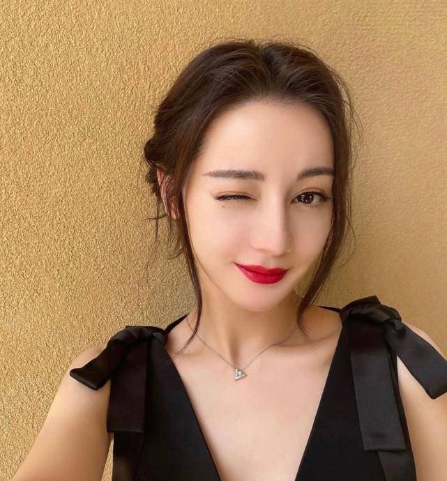 表情包风波后热巴首发个人动态,穿吊带裙大秀锁骨,这身材太绝了_照片