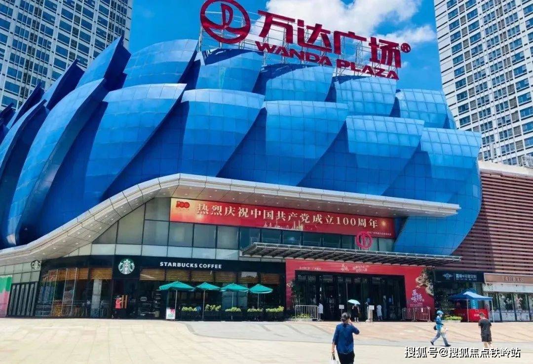 商业方面,隔条马路就是南沙万达广场,万达广场是目前南沙人气最旺的