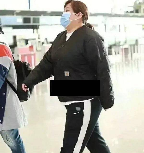 尽管贾玲的身材确实变胖了,但她行走时已经非常自信,毫不感到自卑.