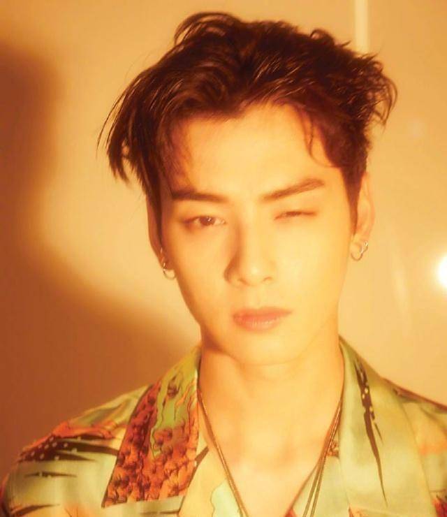 车银优登杂志封面这360度无死角的美貌怪不得是脸蛋天才