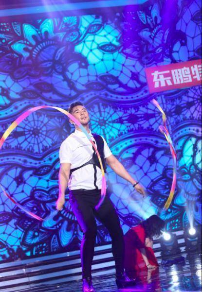 张伦硕西装革履跳舞显油腻,差12岁姐弟恋慕了_钟丽缇_衬衫_黑色