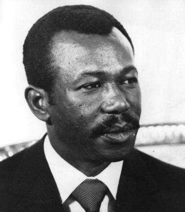 此人杀掉国王枪杀总统自任元首独裁统治14年现在被判处死刑