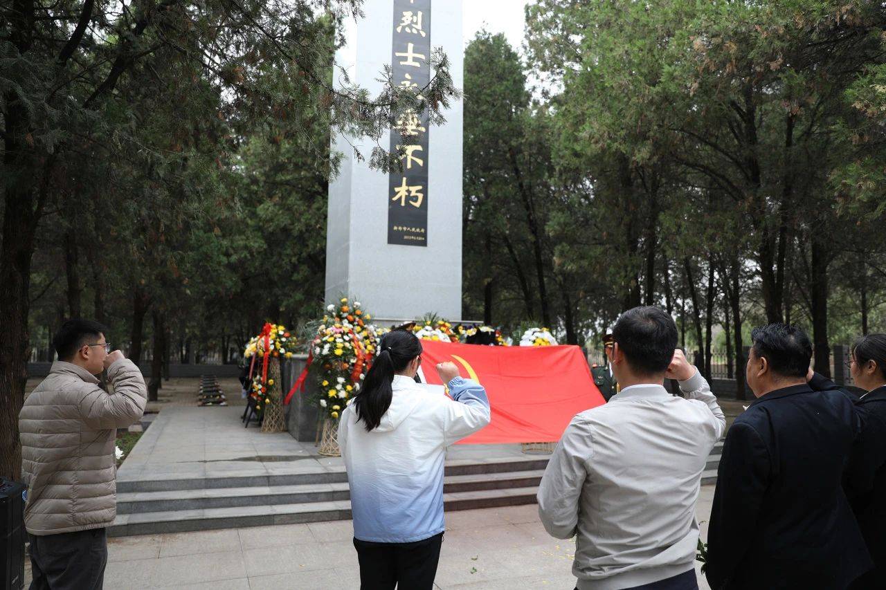 清明祭英烈 传承英雄志 我校开展清明祭英烈活动_师生_精神_烈士陵园