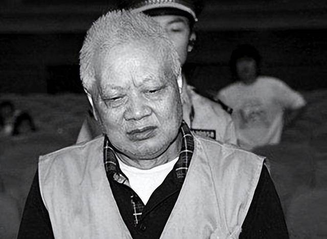 这个外表朴实的公安局局长竟然是披着羊皮的狼,此等反差真的是令人