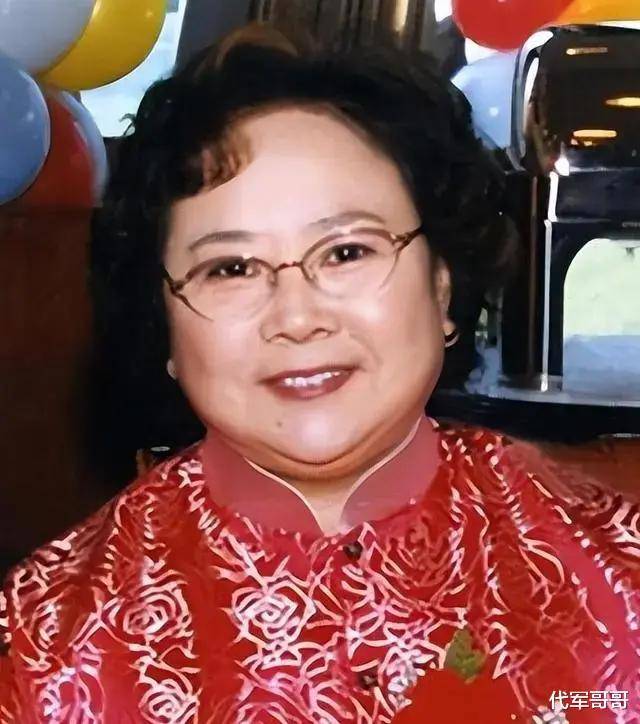 她不顾家人反对嫁给老师,照顾瘫痪丈夫十年,如今80岁还在拍戏_李明珠