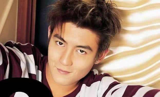 陈冠希生活惬意一家七口同框过节女儿长相和艺术范完全随爸爸