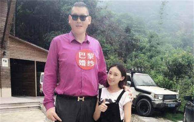 原创亚洲巨人张欢身高238米找165米的明星女友如今怎么样了