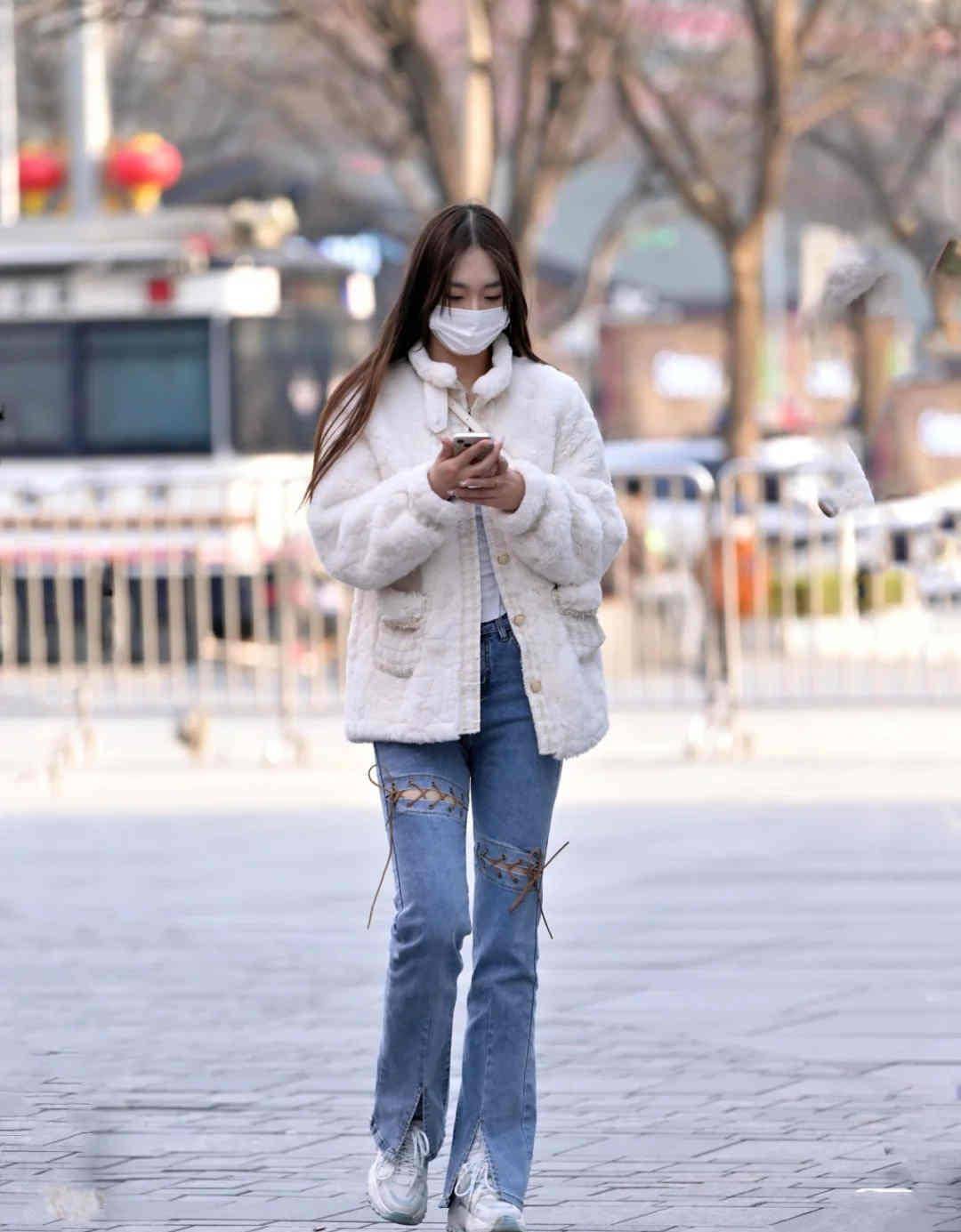 牛仔裤怎么穿回头率更高北京街拍女孩给你示范时髦又耐看