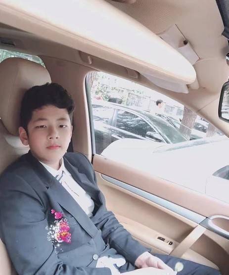 原创爸爸去哪儿胡军儿子罕见亮相才13岁身高都快180霸总气场