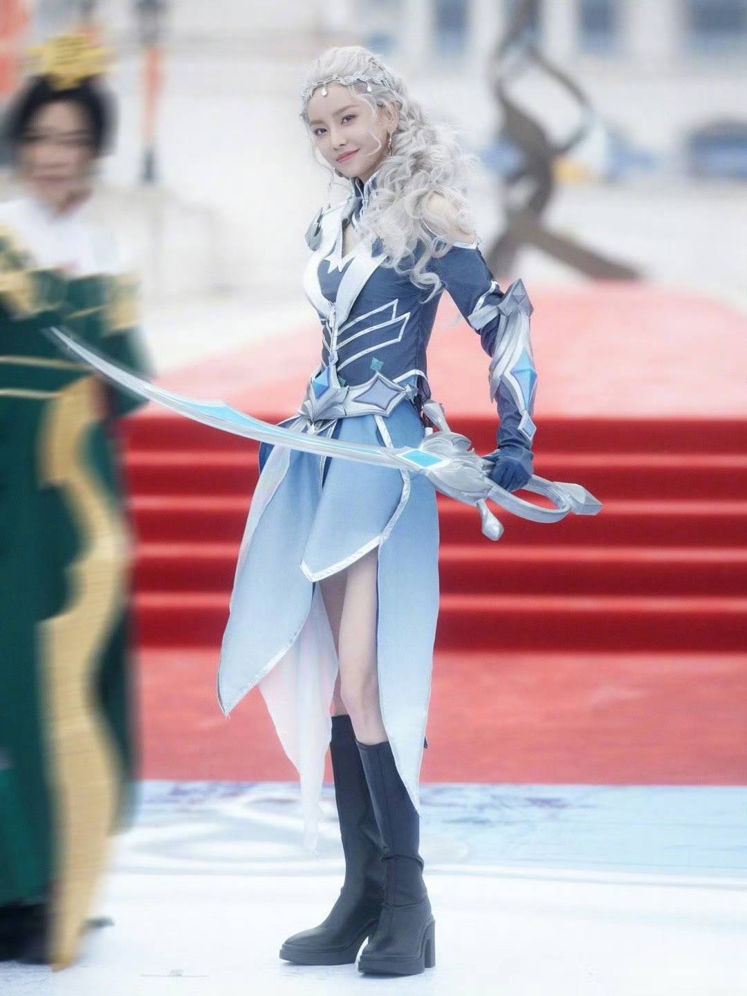 原创于文文竟cos露娜亮相萌探银发造型美爆表秒变冰雪女王