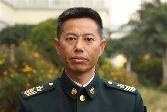 这位低调的中国兵王退役后又被召回与上将同台坐与师长同待遇