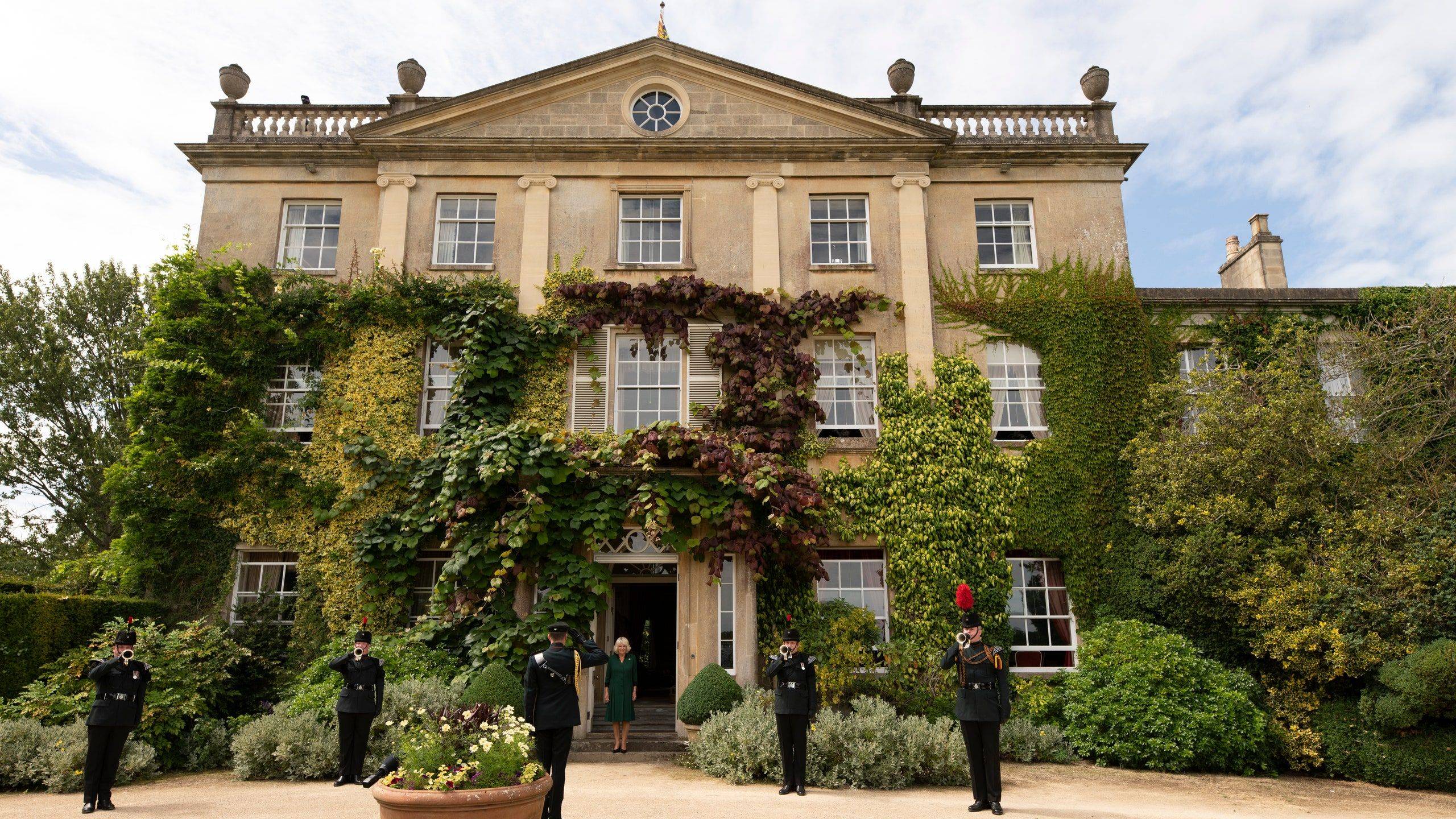 用大约2000万英镑的价格,从英国国王查尔斯三世手中,买下了海格罗夫宫