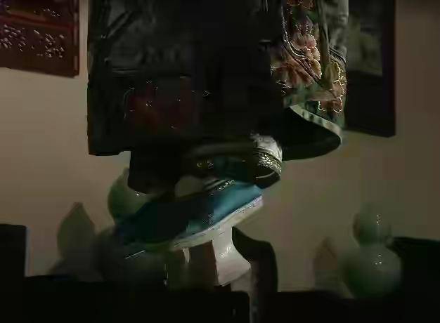 齐妃上吊后镜头扫到了她的鞋子暴露了后宫妃嫔一生的悲哀