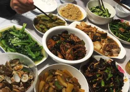 领导和同事来家吃饭媳妇做一桌子菜收到调令我瞬间无语了