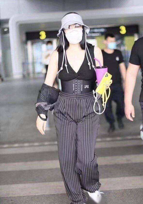 原创50岁钟丽缇把自己当年轻人身材走了形就用束腰带使劲勒腰