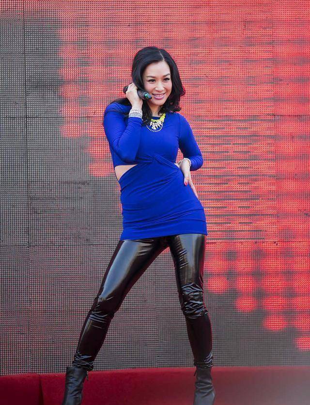 原创50岁钟丽缇把自己当年轻人身材走了形就用束腰带使劲勒腰