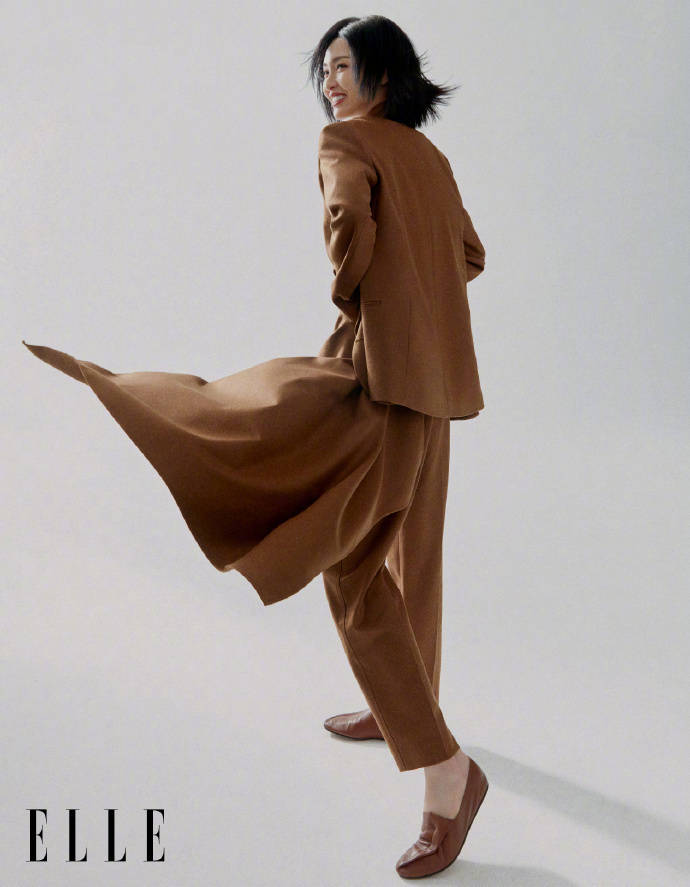 原创唐嫣再登杂志封面英姿飒爽明艳动人笑容甜美如初恋