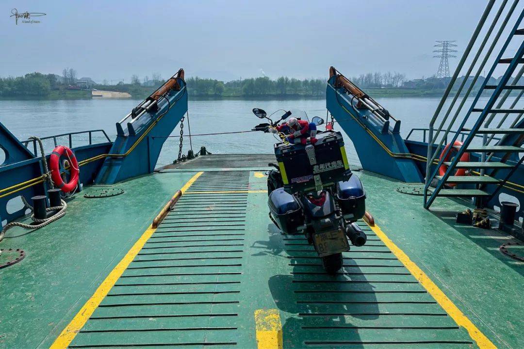 桐洲岛东梓关村隔了条富春江,现在有船互通,全程用不了5分钟_渡口