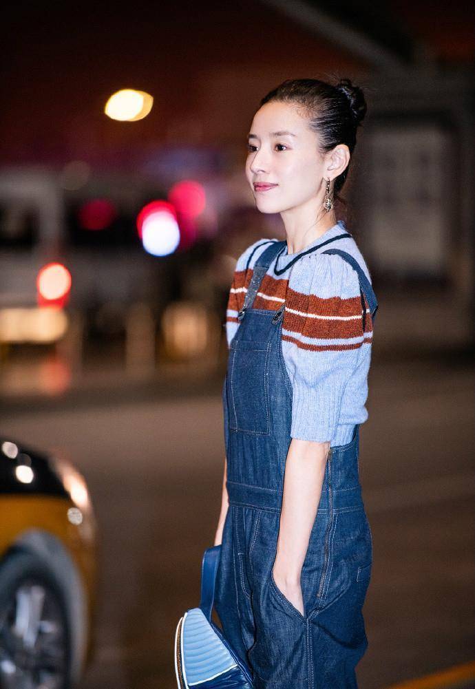 原创39岁董洁街拍惊艳穿初恋裤嫌不够减龄扎丸子头美回冷清秋