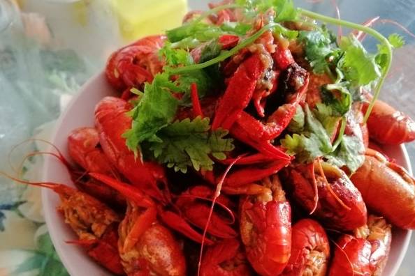 夏天到了大厨教你做蒜蓉小龙虾蒜香浓郁好吃到停不下来