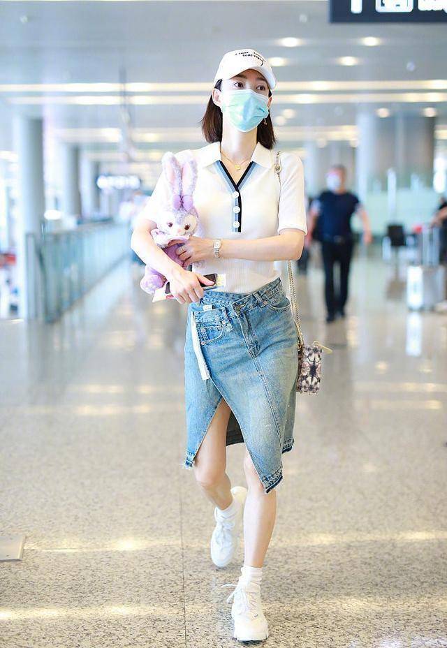 原创素颜女神王丽坤也跑偏了穿t恤接了条百褶裙这么穿真省心