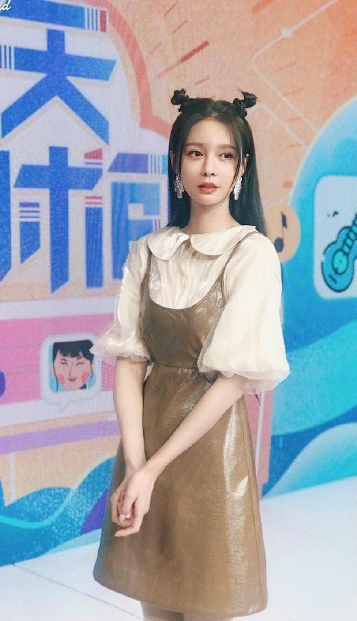 原创1米71沈梦辰又高又瘦穿白色吊带裙出镜肤色黑也很养眼