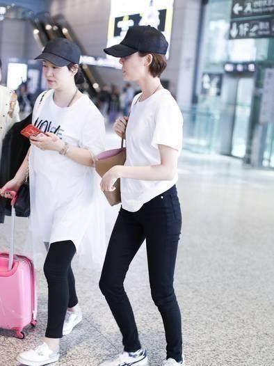 偶像练习生比如人气很高,才艺最优的蔡徐坤就被许多人说像权志龙,或许