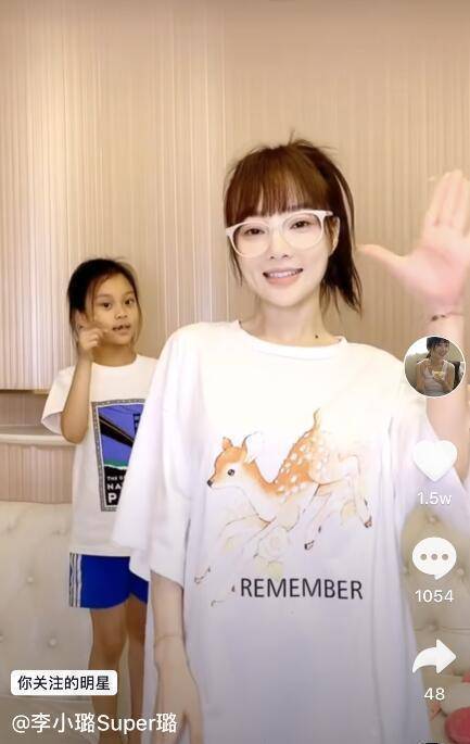 李小璐母女跳"手指舞",甜馨掉门牙好害羞,肤色被嘲"黑白配"_贾乃亮