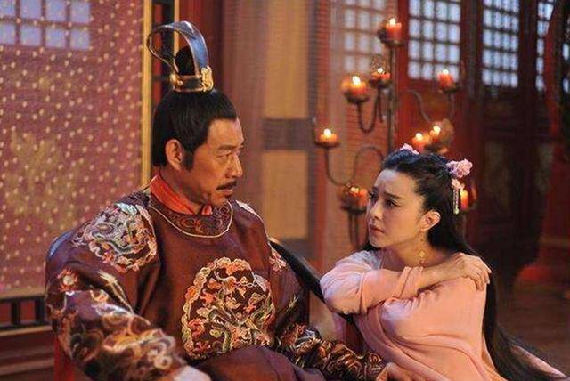 原创民间故事男子在洗澡从天而降一个美人女子还抢走了他的衣裳