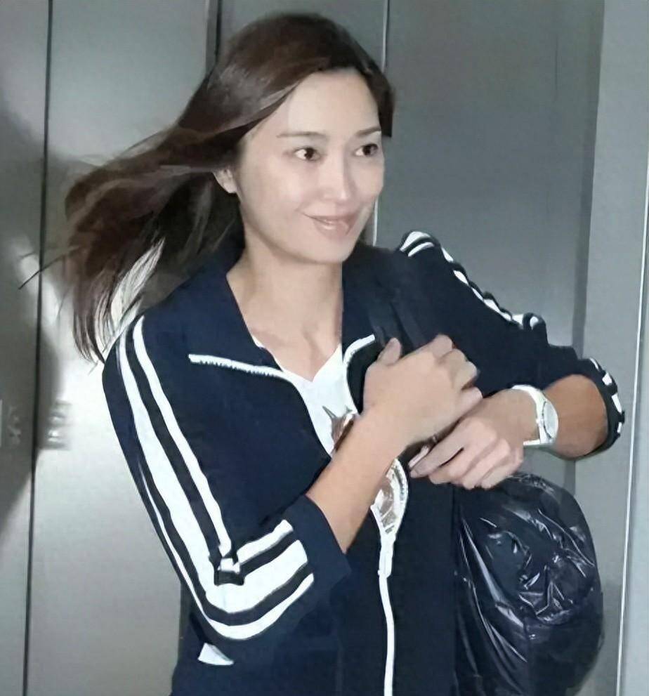 原创原创李克勤太太被誉为香港第一美人身材高挑五官大气素颜也很棒