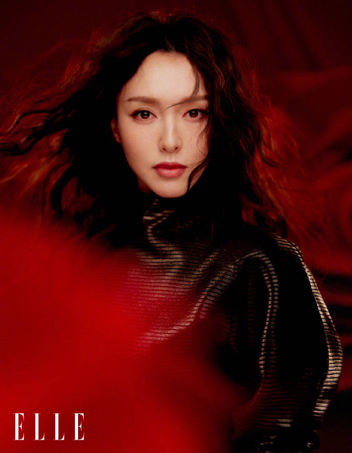 原创唐嫣再登杂志封面英姿飒爽明艳动人笑容甜美如初恋