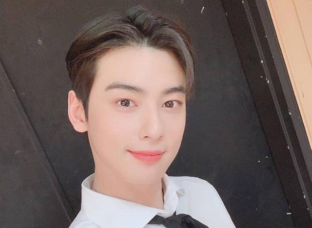 车银优的皮肤好到看不出有任何瑕疵,高挺的鼻梁和清澈的眼睛让人移不