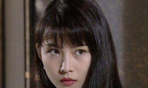 蔡少芬为了还债,所以早早的就出去工作,年轻的蔡少芬长相用沉鱼落雁