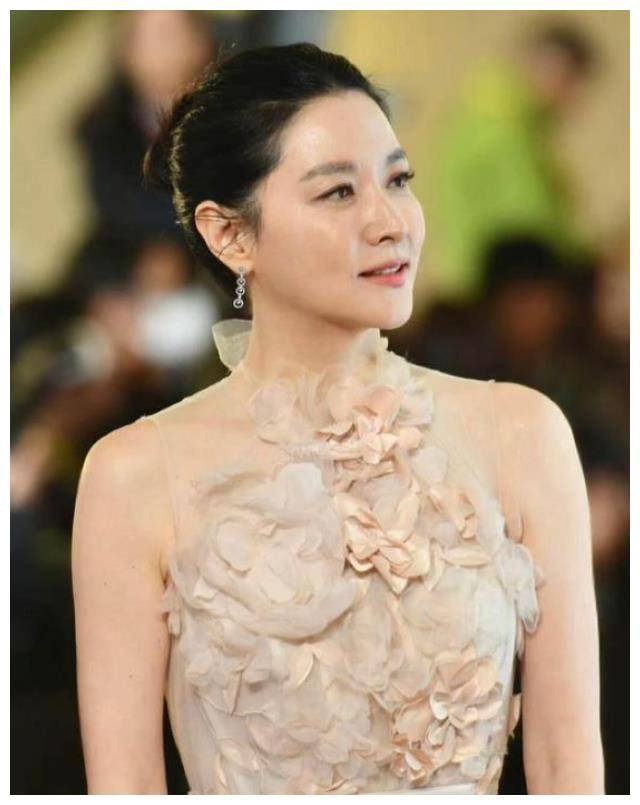 53岁李英爱同框42岁范冰冰终于见识了气质美与媚态美差距有多大