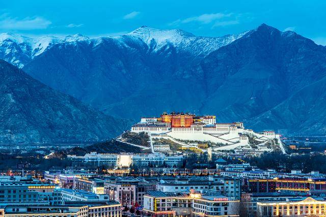 后面找到在拉萨旅游局上班的大学同学介绍了一个拉萨当地导游婷婷安排