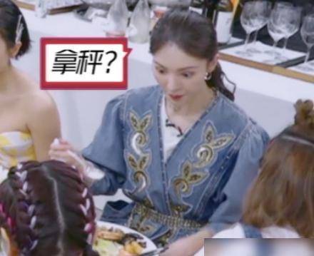 金莎一餐仅吃2只虾2根青菜谁留意到金晨的饭量后期看不下去了