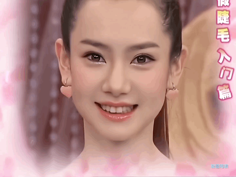 我们先来看看早期刚出道时的戚薇,就这么脸生怼着镜头,甜甜一笑,哪个